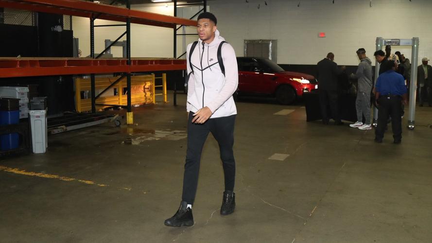 雄鹿众将抵达比赛场馆:字母哥身着运动卫衣入场,北京