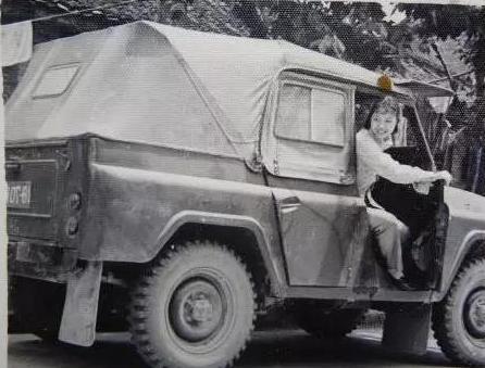 80年代大城市里的有钱人,家有大彩电,出门小汽车