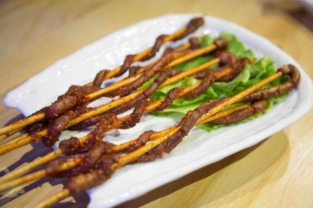 除此以外的各种下酒小菜丰富多样 凉菜,烧烤,鸭脚煲…… 一般喝喝小