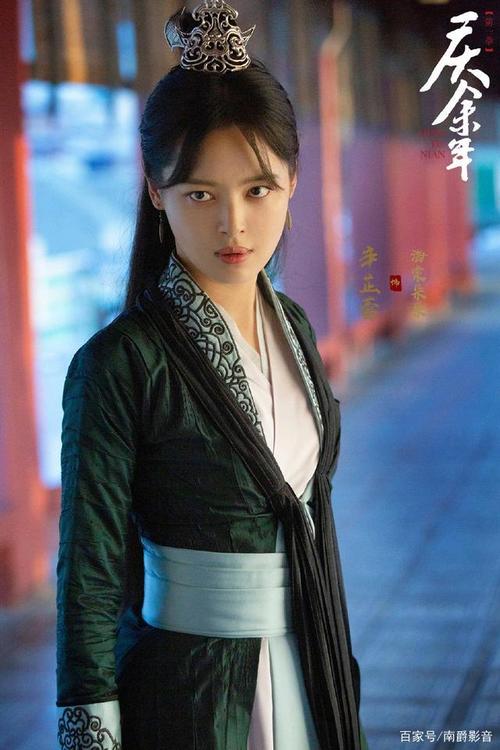 海棠朵朵一出场便是穿着老土的衣服,走路也没有女人模样,甚至有点粗野