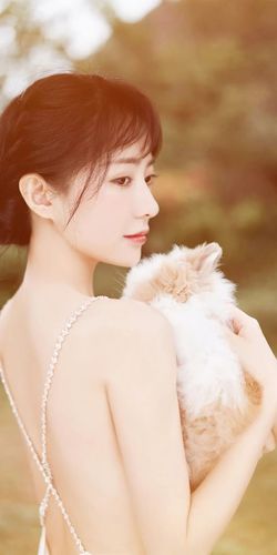刘萌萌穿白色蕾丝吊带裙尽显妩媚动人