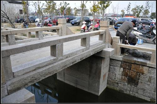 30,北新街旁边有一座架设在北新河上的平桥,是水西桥,过桥就是一个