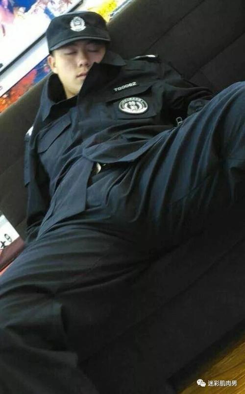 不过网友们表示如果是自己看到这样的极品特警兵哥哥,肯定会上前主动
