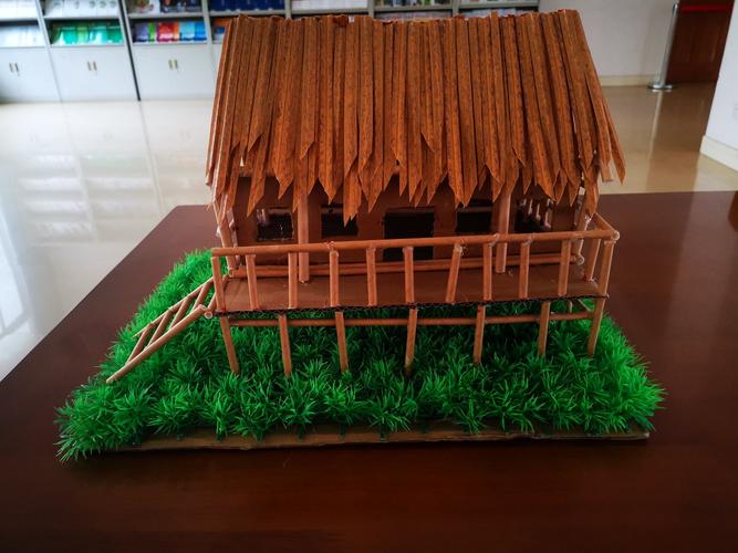 2023届初一年级7,8班参与历史组干栏式模型制作展示