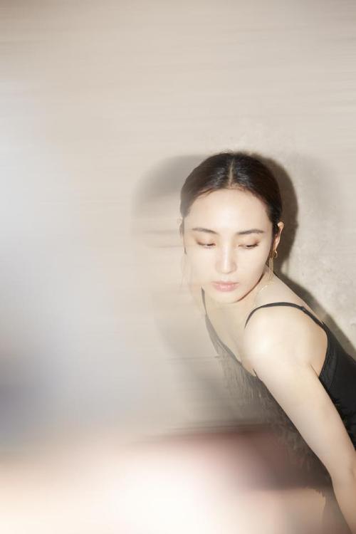 不愧是"厂花"的人,王紫璇穿亮片开叉裙,配流苏耳环美得惊艳
