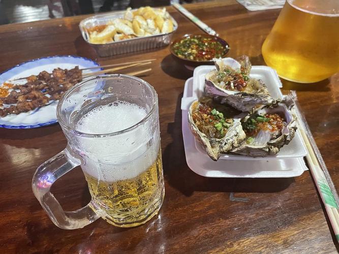 一个女生吃烧烤喝扎啤