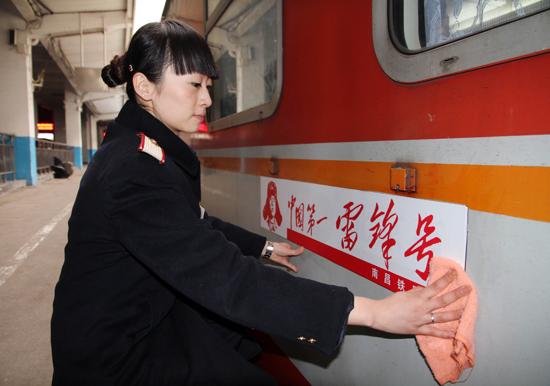 列车员得知情况便向车长韩鹏汇报申请后,把一家人迎进了人比较少的