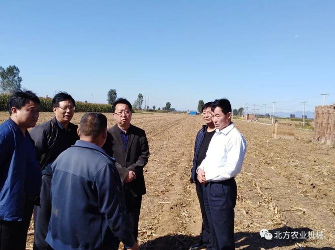 行唐县县长王彦芳一行人视察行唐县农机深松作业情况
