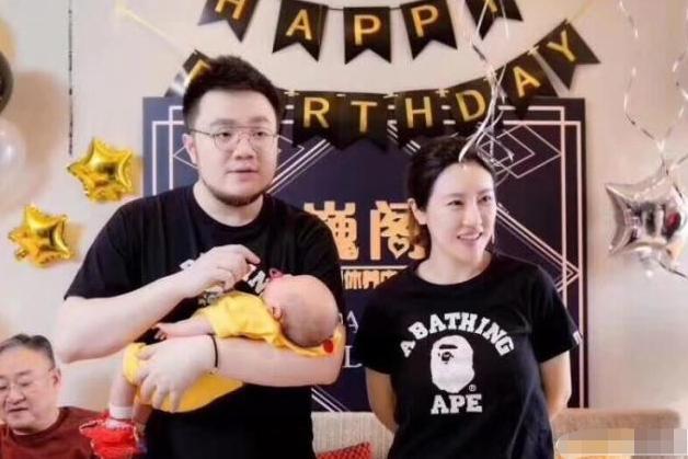 宋丹丹当奶奶巴图当爸爸了!一家人合影十分幸福!