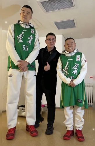 韩德君,潘长江与主持人合影 (来自:晚池)