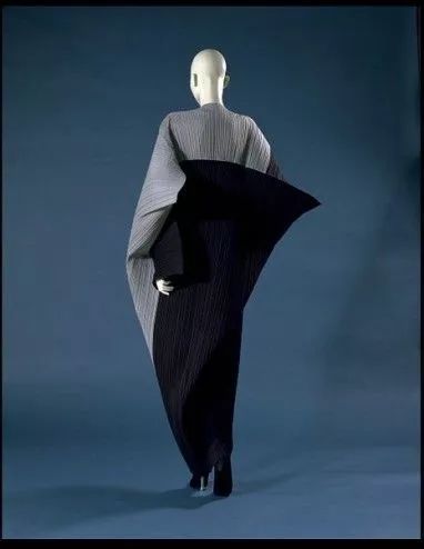 三宅一生的个性般内敛,却在                    只要你对他的作品上