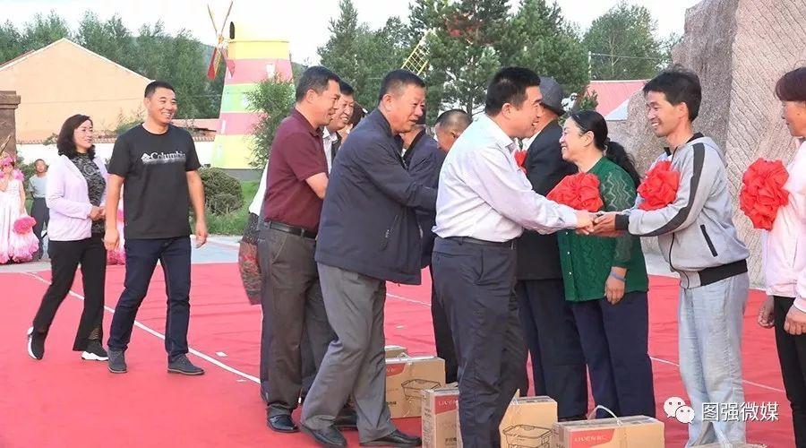 演出前,林业局党委书记吴炳岩带领林业局领导一同走上舞台,为受到