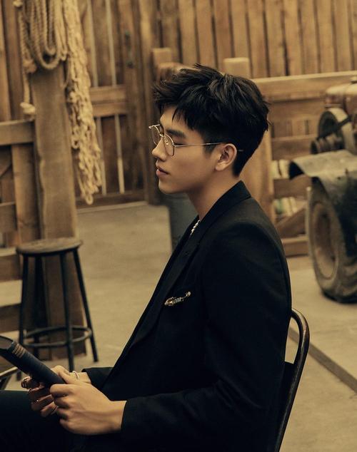 这个戴眼镜的英俊侧脸