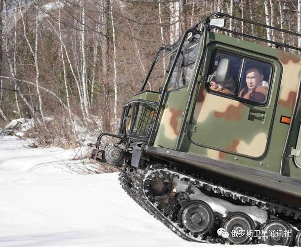 履带的封闭式全地形车,与行人甚至是滑雪者相比,这种越野车对雪地的