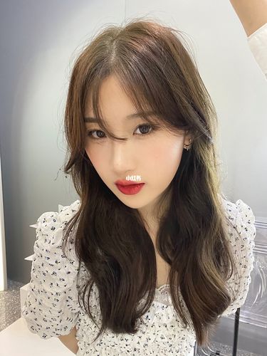 中长发烫发,适合发量少,头顶扁塌服贴的女生,显脸小,这款烫发不仅显