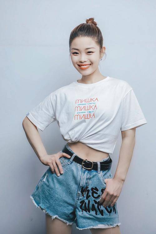 王莎莎近日现身直播瘦身成功马甲线惹人羡慕