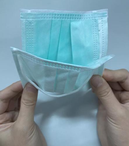 (1)先取下挂耳绳,避免手接触口罩外层 (5)按照以上方法折叠消毒后,再