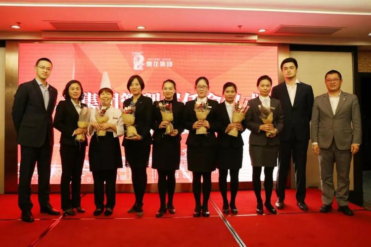副总经理谢清贵先生      餐饮部总监韩冰冰女士   女神授花现场