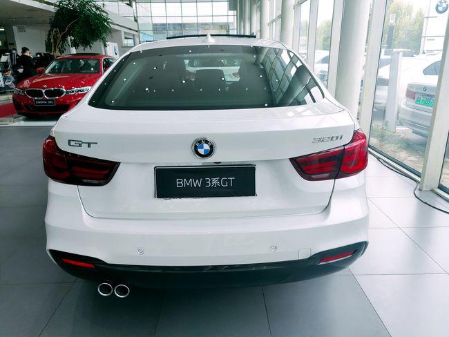 侧面造型方面,新车采用的是宝马gt家族典型的溜背式风格,腰线从前翼子