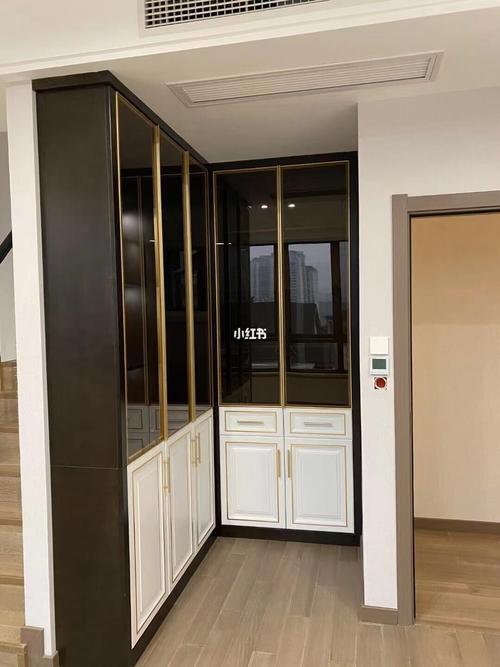 橡胶木柜体加美国进口樱桃原木柜门堪金属扣条,轻奢风格首选_轻奢