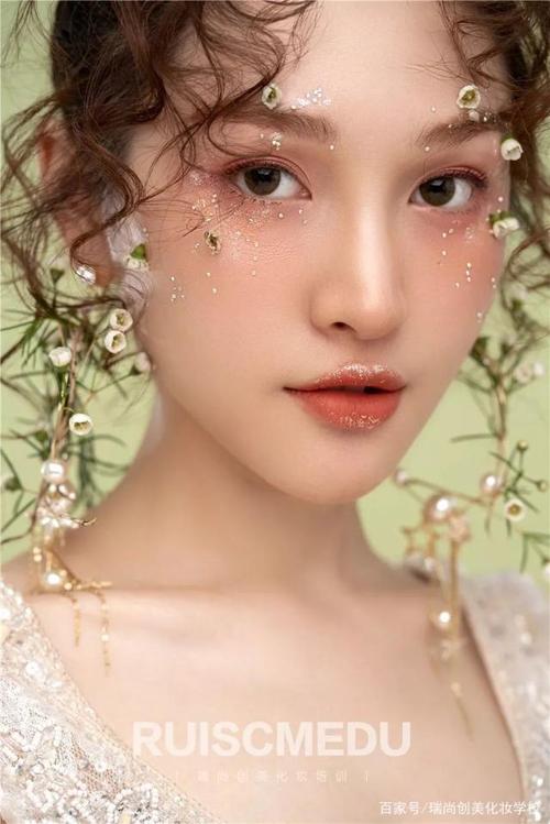 为新娘造型增添无限浪漫唯美的气质 今天为大家带来一组森系鲜花新娘