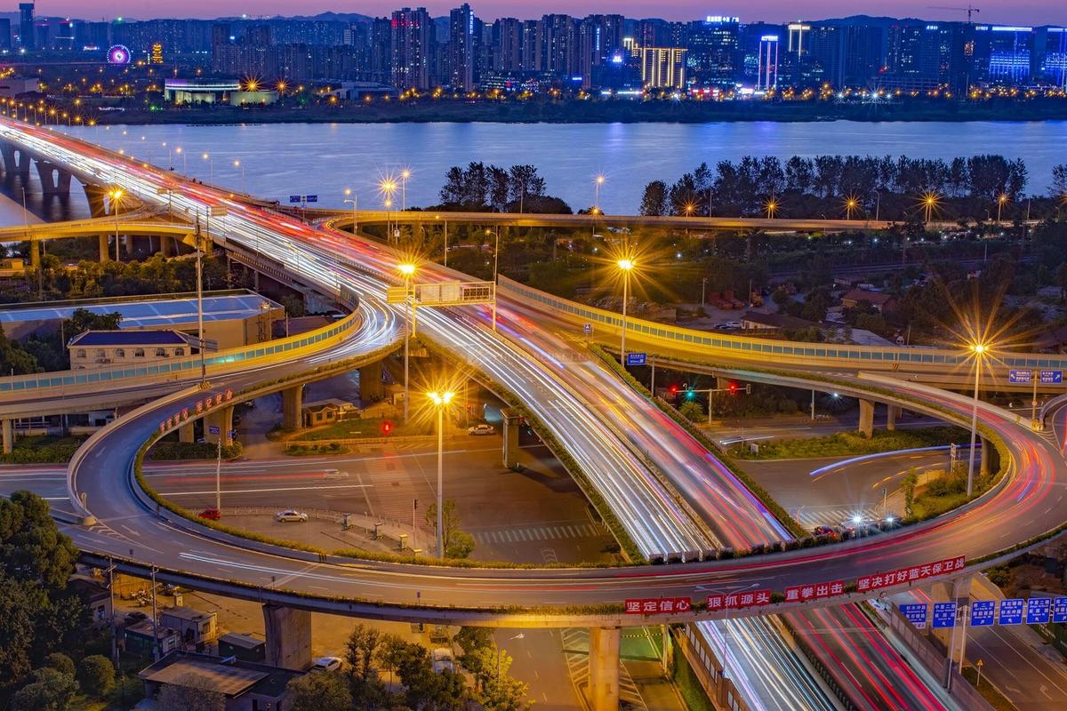 "彩虹"飞架连东西 长沙湘府路大桥越繁忙越秀美