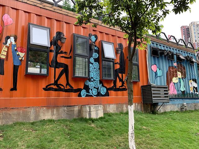 东郊记忆原为"东区音乐公园",是工业遗存保护和文化创意产业相结合的