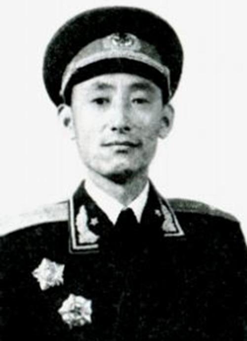 原创他当了八年总政治部副主任37岁授少将儿子是少将亲家是上将