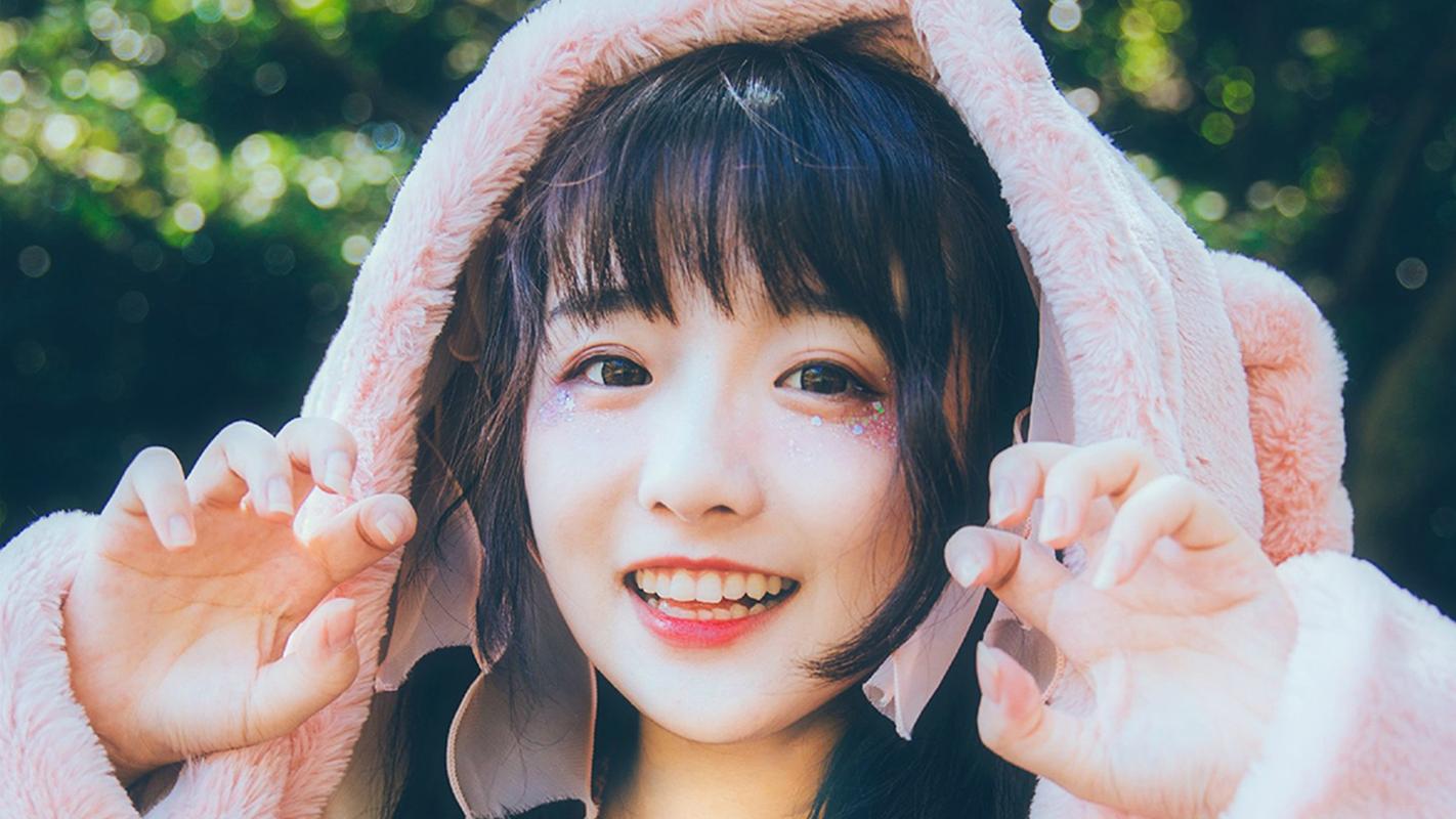 粉嫩头像,兔耳朵,性感唯美的户外写真,真是俊俏极了,更多美女壁纸图片