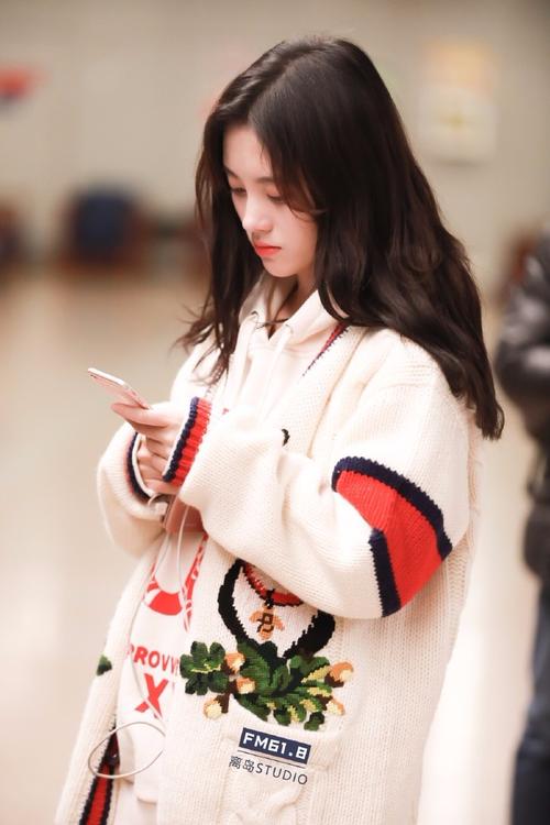 鞠婧祎穿毛衣现身机场肤白貌美甜美可爱,网友:图四在仰头大笑吗