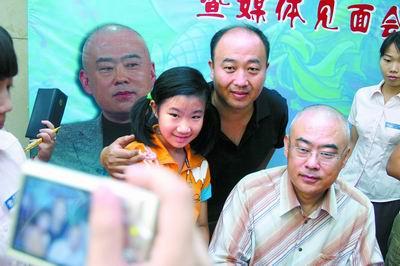 郑渊洁携新作来郑签售 大谈"育儿经"