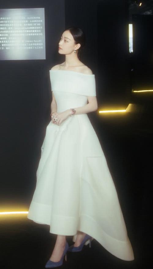 倪妮本身自带一种独一无二的气质,非常有魅力,尤其是她出席颁奖礼