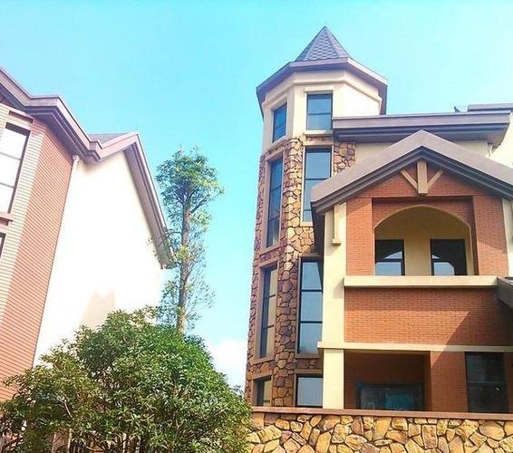 温江区政府斜对面,属于温江的温江新城片区,项目业态为双拼,联排别墅