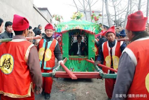 这是坐在轿内的新郎官,一般女的坐的是大红花轿,而新郎坐的是绿色花轿