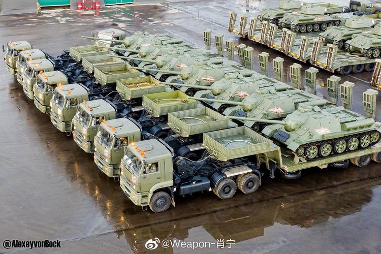 6月24日将驶过莫斯科红场的t-34/85坦克和su-100坦克歼击车.