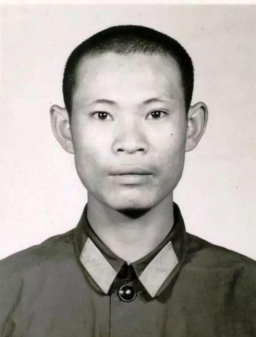 挺身而出,指挥作战,荣立一等功,被中央军委授予"战斗英雄"称号