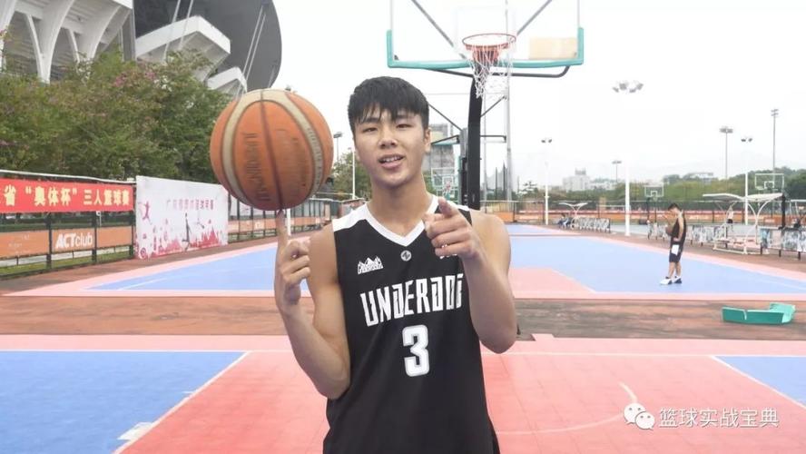 陈泽文十几岁的时候靠打篮球拿了11个路人王冠军.