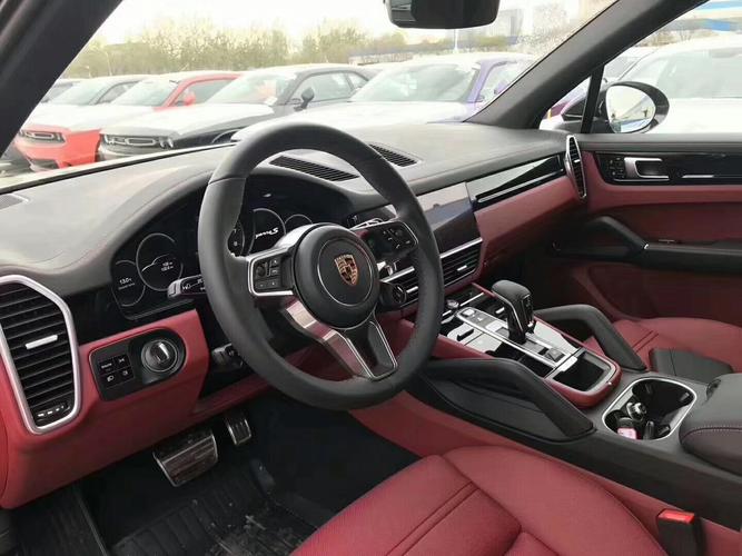 内饰一直是保时捷卡宴的重点,科技感十足.