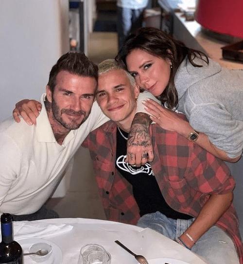 贝克汉姆的新照显年轻十岁穿白色polo衫贼儒雅比19岁儿子都嫩