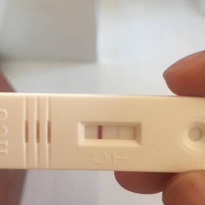 怀孕整一个月.前半月测出来试纸比较明显可是这几天测