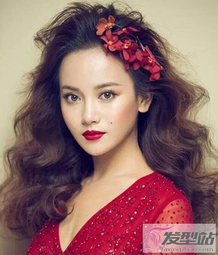 新娘复古卷发发型 优雅大方散发女人韵味