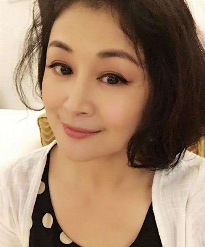 女孩花费3年整成迪丽热巴,自曝生活照后,网友表示像谢大脚!