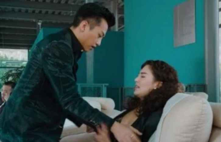 《美人鱼》邓超扑向张雨绮时,有谁注意他的手?网友:太