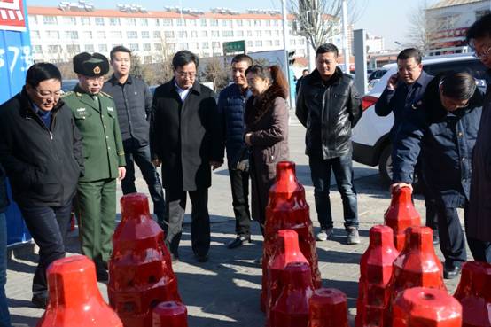 付海清区长对集宁区烟花爆竹零售点进行安全检查