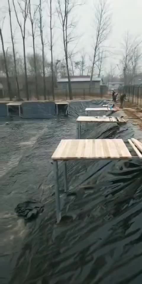 垂钓池养殖鱼塘防渗膜施工效果图