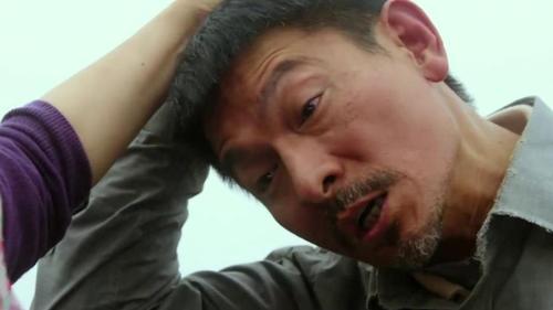 刘德华电影《失孤》原型找到拉面哥,拉横幅寻子,愿父子早日团聚