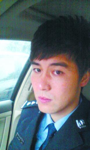 轻松管理手机 免费下载应用 4月3日,重庆网友也晒出一张穿警服的帅哥