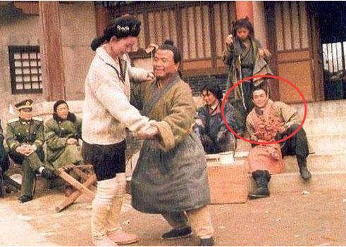 水浒英雄聚首,丁海峰与宋文华王思懿合影,调侃是一家三口全家福