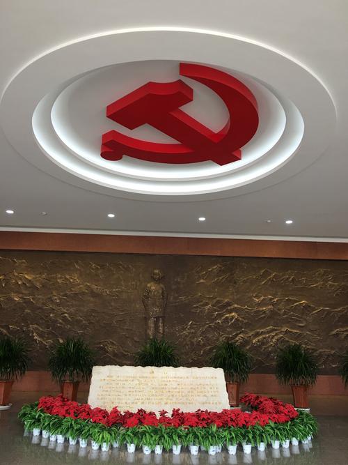 房顶上的党徽非常醒目