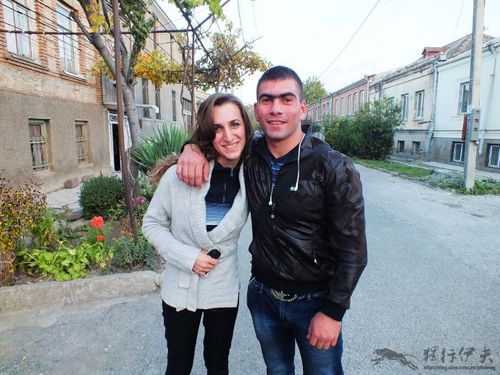 在格鲁吉亚,任何人见面都拥抱并亲吻面颊.